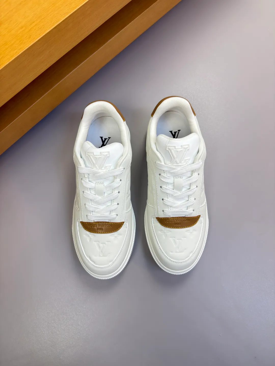 [L Home] Top P: 740💰 Size: 39-44 (customized for 38.45) 2026🆕 Lv new men's high-end original casual sports sneakers Upper: 🔝Nappa calfskin. Air-pressured brand totem, toe box, heel. Air-pressured brand logo, tongue. Sewn brand plastic module Lining: Brand canvas Outsole: Ultra-light TPR rubber; Molded outsole Super high quality control and fine workmanship.